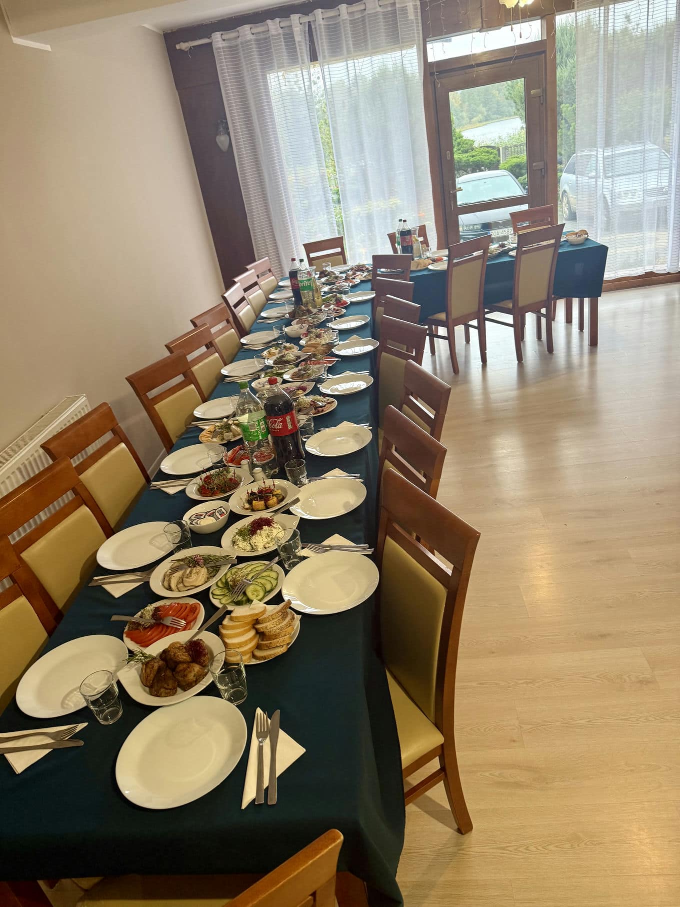 potrawy i napoje na stołach